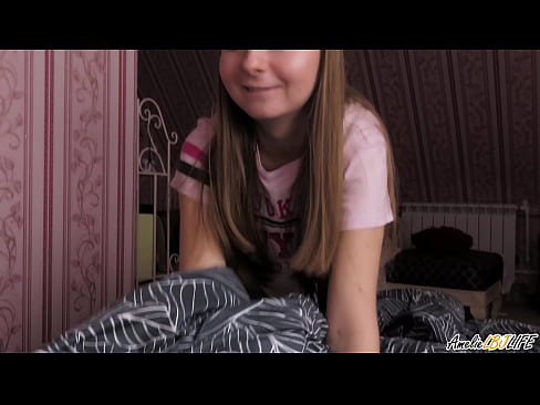 ❤️ Blondie BFF-ya xwe bi kûr dimije û di devê xwe de diqelişe ❤️ Vîdyoyê qijk li me ️❤