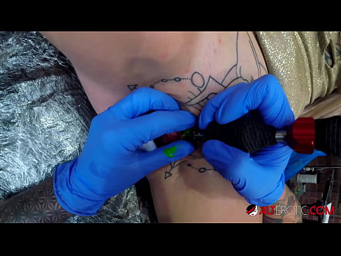 ❤️ Keçika pir tattookirî Sully Savage tattooek li ser klîtorê xwe kir. ❤️ Vîdyoyê qijk li me ️❤