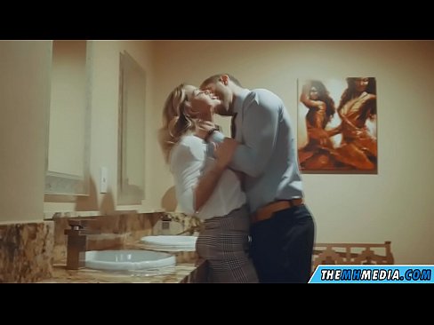 ❤️ Gava ku blondeyek busty we di nav hewşek gelemperî de dixapîne ❤️ Vîdyoyê qijk li me ️❤